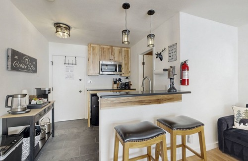 Truckee Apartment | Cozy studio condo with kitchenette, deck, WiFi, & nearby activities