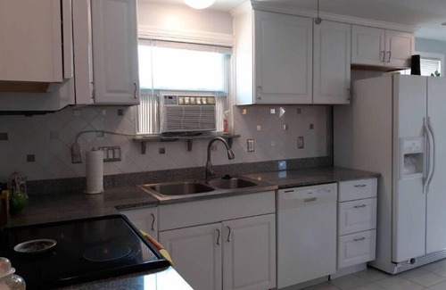 The Hill House | Cozy Studio Cottage on "The Hill," walkably close to everything! The Zoo, Park!