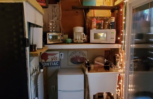 Mobile Apartment | Cozy Studio Hideaway Has Fast Wi-fi TV Garage Patio