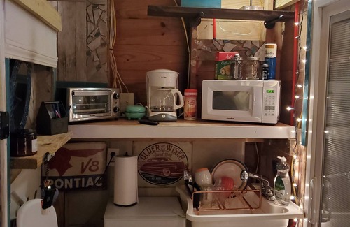 Mobile Apartment | Cozy Studio Hideaway Has Fast Wi-fi TV Garage Patio