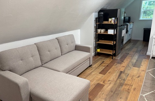 Tallahassee Apartment | Cozy studio in charming NE Tallahassee. 10 miles to the Capital and FSU stadium.