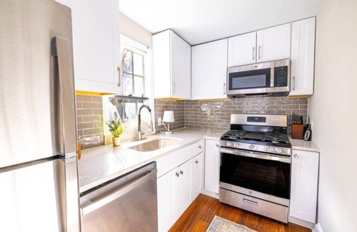 Harleston Village House | Cozy Studio - Just off Broad St - Downtown!