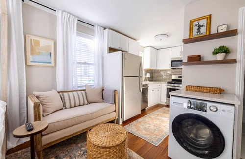 Harleston Village House | Cozy Studio - Just off Broad St - Downtown!