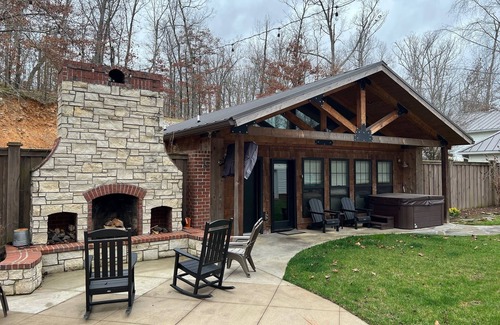 Poplar Bluff Apartment | Cozy Studio Log Cabin with Hot Tub!