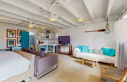 Waialua Apartment | Cozy studio next to the ocean with hot tub, lanai, beach access and WIFI