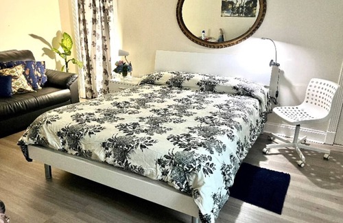 West Park Apartment | Cozy Studio, Priv. Entrance, pool.