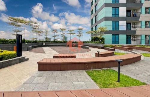 Jakarta Apartment | Cozy Studio South Gate Apt with Pool, Gym, Wi-Fi by 2ndHome