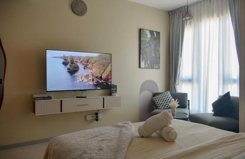 Downtown George Town Apartment | Cozy studio with Komtar view at 22 Macalisterz