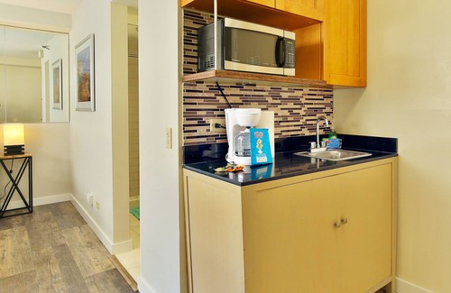 Waikiki Apartment | Cozy Studios at Aloha Surf Close to Waikiki Beach