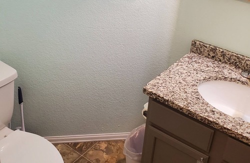 Dupont House | Cozy Suite 15 minutes from downtown cozy suite