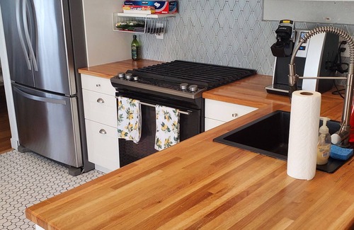 Dupont House | Cozy Suite 15 minutes from downtown cozy suite