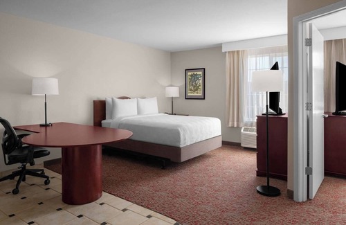 Sacramento Hotel | Cozy Suite w/Fully Equipped Kitchen & Separate Living Areas