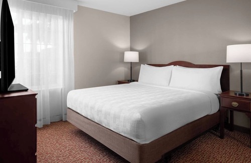 Sacramento Hotel | Cozy Suite w/Fully Equipped Kitchen & Separate Living Areas