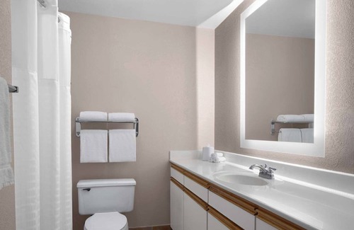 Sacramento Hotel | Cozy Suite w/Fully Equipped Kitchen & Separate Living Areas