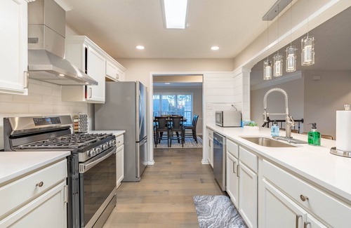 Lawrenceville House | Cozy Sweet Peach 4 BR 3 BA with Bonus Room & Screened Porch - Pet Free home