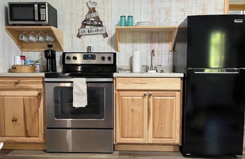 Kirby Cabin | Cozy Tiny Home Cabin Near Lake Greeson & Kirby Landing – Pet-Friendly!