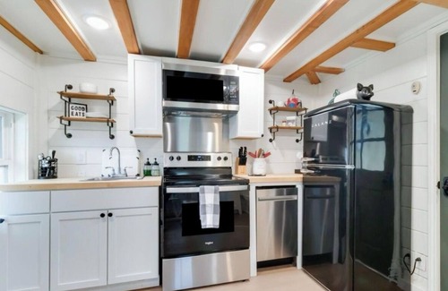 Iberia Parish Cottage | Cozy Tiny House Getaway on the Bayou