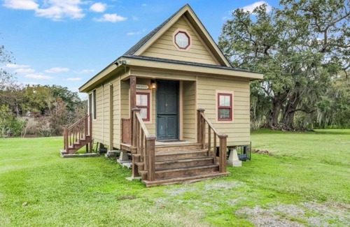 Iberia Parish Cottage | Cozy Tiny House Getaway on the Bayou