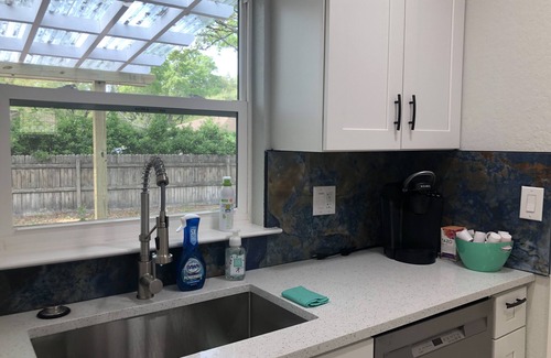 Spring Hill House | Cozy ,Tranquil 3-bedroom in Spring Hill with WiFi, AC ; home away from home.