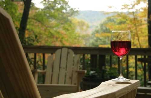 Burnsville Cabin | Cozy Treehouse By Mt. Mitchell Golf Course & Fishing