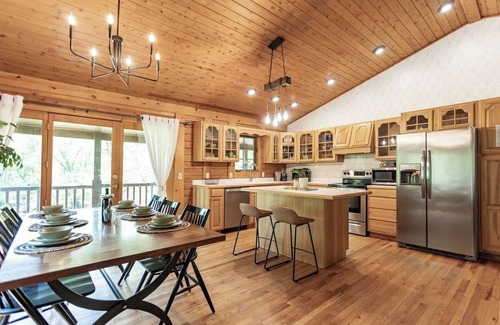 Union Pier House | Cozy Union Pier Cabin - Fish & Kayak right from your own backyard! Sleeps 10