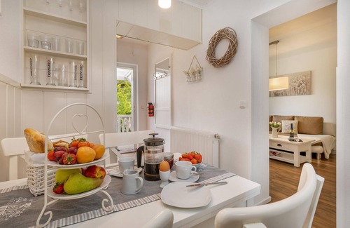 Zingst Apartment | Cozy vacation apartment on the Baltic Sea in the green, with fireplace and sauna.