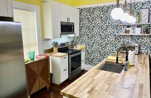 Morganton House | Cozy Victorian in the Center of downtown Morganton (Dog Friendly!)