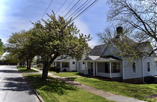 Morganton House | Cozy Victorian in the Center of downtown Morganton (Dog Friendly!)