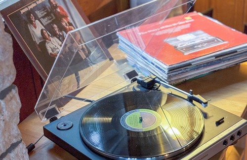 Middletown Cabin | Cozy vintage cabin with fireplace near hot spring