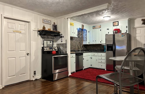 Old Hickory House | Cozy Vintage Cottage