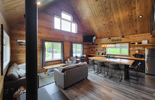 Lac du Bonnet Cabin | Cozy Waterfront Cabin on 20 Acres!