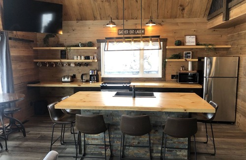 Lac du Bonnet Cabin | Cozy Waterfront Cabin on 20 Acres!