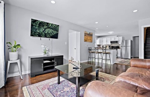 Waukegan House | Cozy Wauk-Townhse near navy basenn