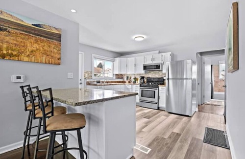 Waukegan House | Cozy Wauk-Townhse near navy basenn