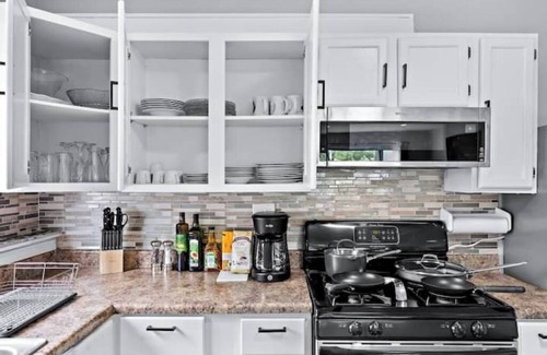 Waukegan House | Cozy Wauk-Townhse near navy basenn