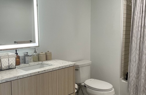 Pico-Union Apartment | Cozy, well- lit, 1 BR/1 BA, 5 mins from DTLA!