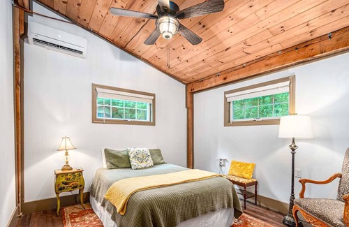 Bynum Cottage | Cozy Wooded barndominium near Chapel Hill