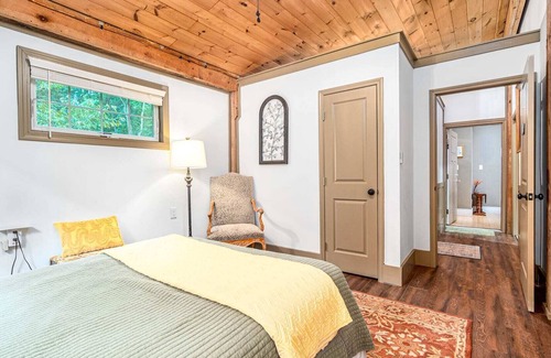 Bynum Cottage | Cozy Wooded barndominium near Chapel Hill