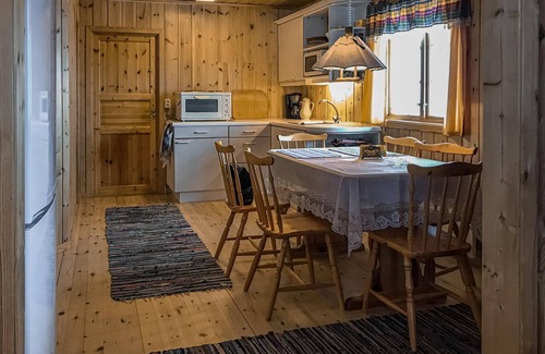 Sykkylven House | Cozy wooden cottage in a quiet location and close to several lakes.