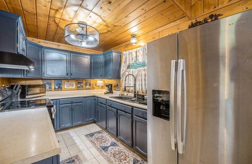 Scotts Cabin | Cozy woodland cabin in Scotts - 9 acres all to yourself!