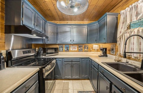 Scotts Cabin | Cozy woodland cabin in Scotts - 9 acres all to yourself!