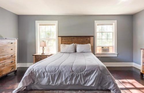 Mid City North House | Cozy Yellow Home near LSU and Downtown