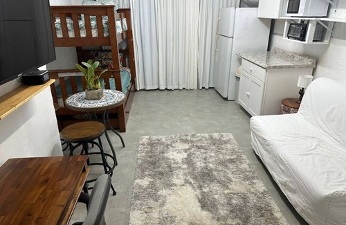 Palmetto Estates Apartment | Cozy1/1 Studio Apt with private bathroom, car port and entrance close2 Miami Zoo