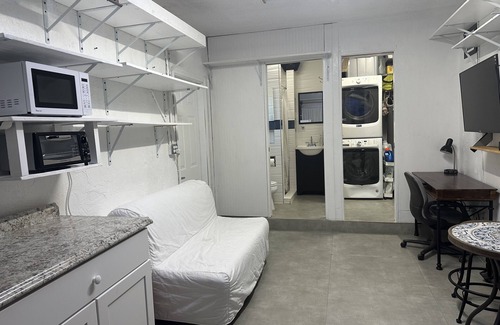 Palmetto Estates Apartment | Cozy1/1 Studio Apt with private bathroom, car port and entrance close2 Miami Zoo