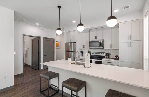 Indianapolis Apartment | CozySuites Ayr | parking, pool, gym #07