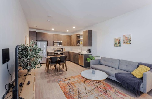 Central Business District Apartment | CozySuites l Luxe 2BR in Downtown Cincinnati #3