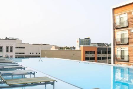 Cole-Noble District Apartment | CozySuites TWO Stylish Apts, Monument Circle, Indy