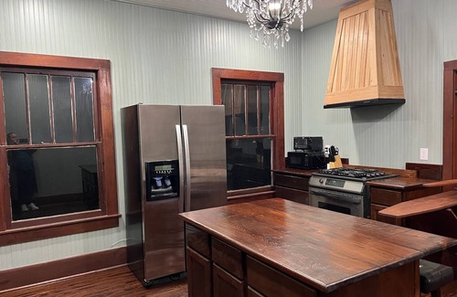 Lafayette House | Craftsman Home on 3 acres with live oaks lots of space for gatherings