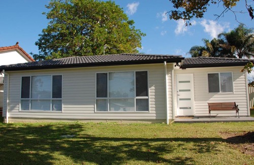 Oxley Park House | Craig's Place, 2br Short Term Accommodation - Western Sydney Area
