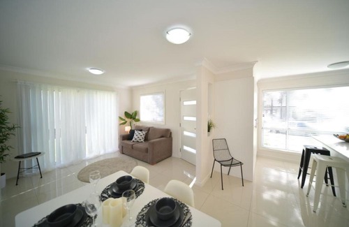 Oxley Park House | Craig's Place, 2br Short Term Accommodation - Western Sydney Area